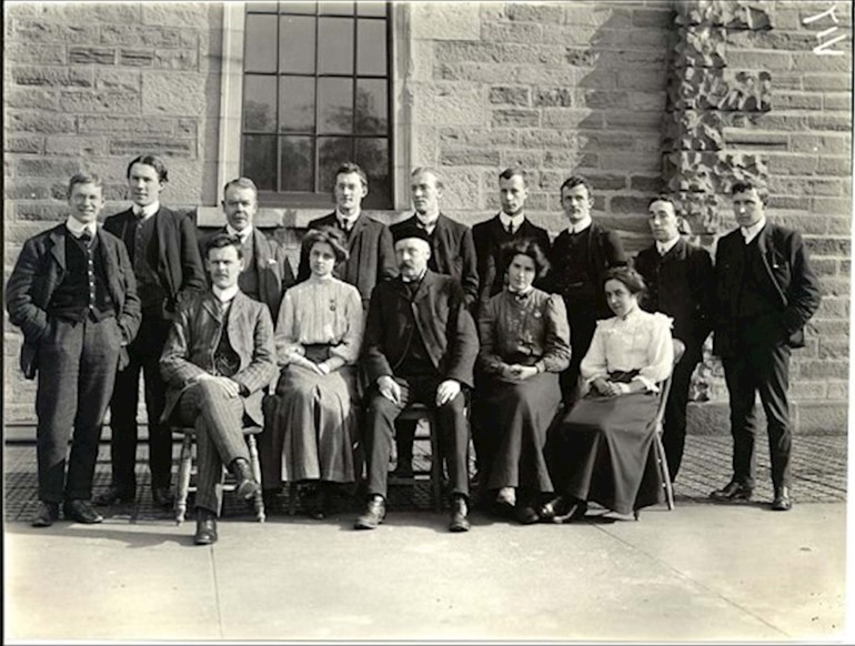 Historical photograph of the Advanced Botany Class at the University of Edinburgh, 1907-08, with Professor Isaac Bayley Balfour.  The students are very smartly dressed.